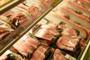 Plastik domuz eti ve jambon sarılı