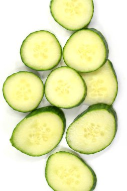 Taze organik salatalık dilimleri yığını