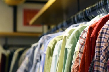 Raflar Kış Giysi ve kat