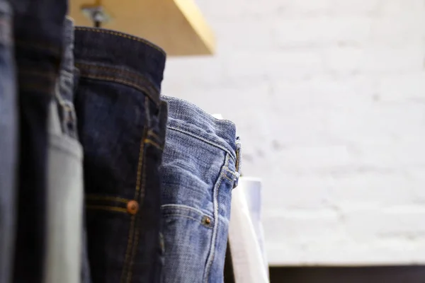 Джинсы в синих джинсах на стойке в магазине — стоковое фото