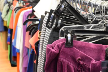 Kadınların pantolon giyim rafta asılı