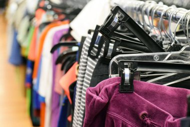 Kadınların pantolon giyim rafta asılı