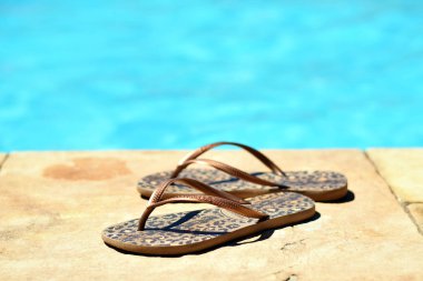 Havaianas sandalet (flip flop) önünde bir havuzu