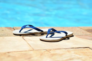 Havaianas sandalet (flip flop) önünde bir havuzu