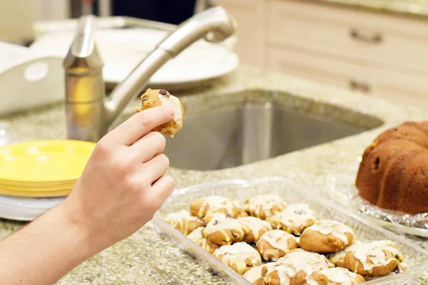 Ramasser à la main biscuit à la citrouille — Photo