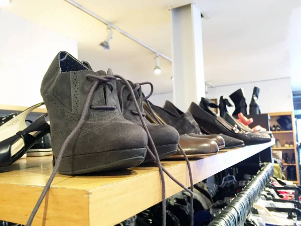 Chaussures élégantes sur le dessus d'un porte-vêtements — Photo