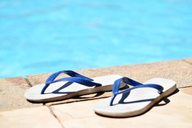 Havaianas sandalet (flip flop) önünde bir havuzu