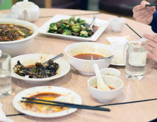 Lidé jíst Szechuan čínské jídlo — Stock fotografie