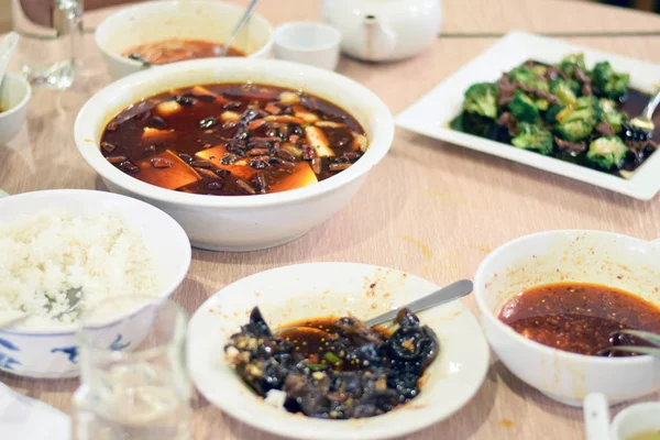 Lidé jíst Szechuan čínské jídlo — Stock fotografie