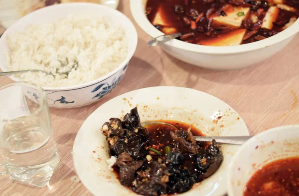 Lidé jíst Szechuan čínské jídlo — Stock fotografie