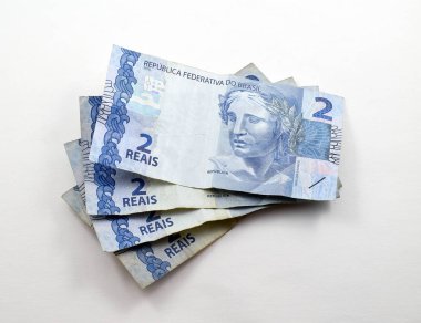 İki gerçek (Reali) Brezilyalı banknotlar yığını