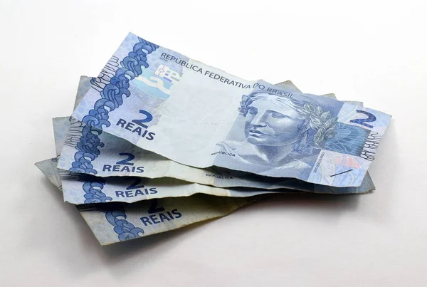 Högen av två riktiga (reais) brasilianska sedlar — Stockfoto