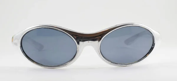 1990 occhiali da sole in plastica retrò argento — Foto Stock