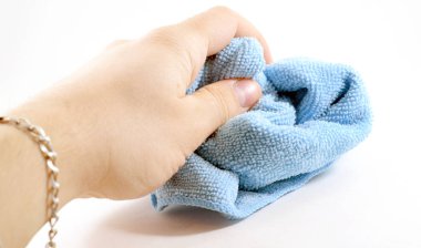 Mavi mikrofiber temizlik bezi tutan erkek el