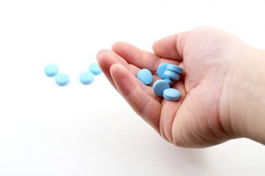 Erkek el plue hapları tutarak