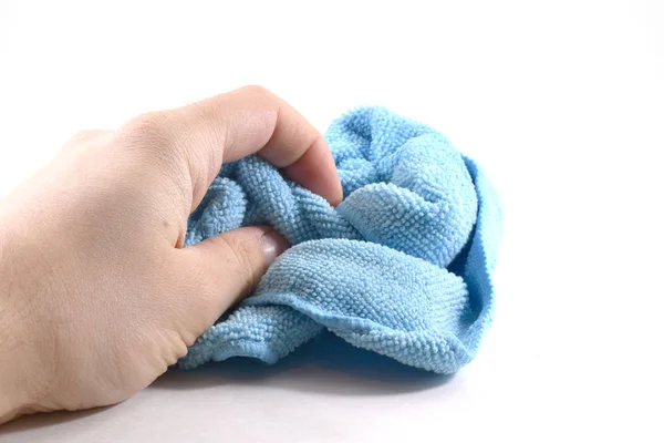 Mão masculina segurando pano de limpeza de microfibra azul — Fotografia de Stock