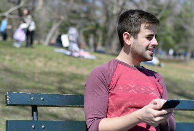 Cep telefonu kullanan adam.