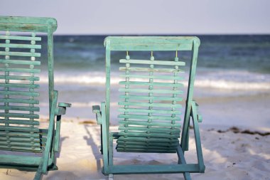 Mavi ahşap plaj sandalyeleri