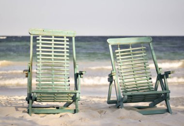 Mavi ahşap plaj sandalyeleri