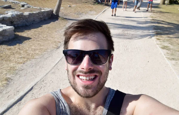 Beau homme prenant selfie dans des lunettes de soleil — Photo