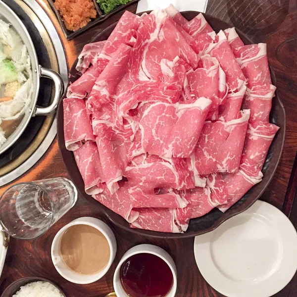 Bandeja Shabu-shabu en la mesa — Foto de Stock