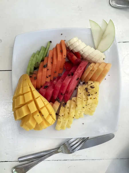 Assiette de fruits tropicaux — Photo