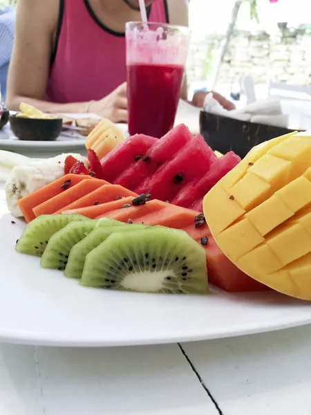 热带水果盘τροπικά φρούτα πλάκα — 图库照片