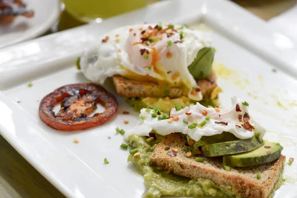 Çatal ve avokado tost yemek el