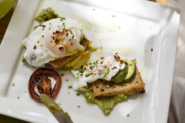 Çatal ve avokado tost yemek el