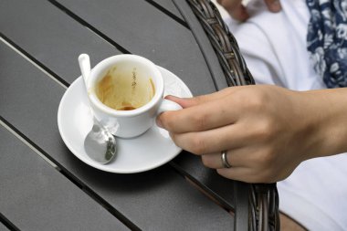 Küçük kahve espresso boş fincanı tutan adam