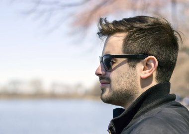 Adam suya bakan bir yürüyüş