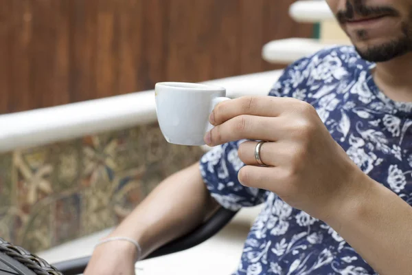 Man håller liten kaffe espresso tom kopp — Stockfoto