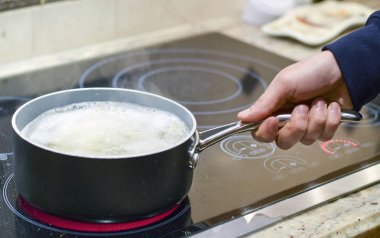 Pot veya tencere kaynar su toplama el