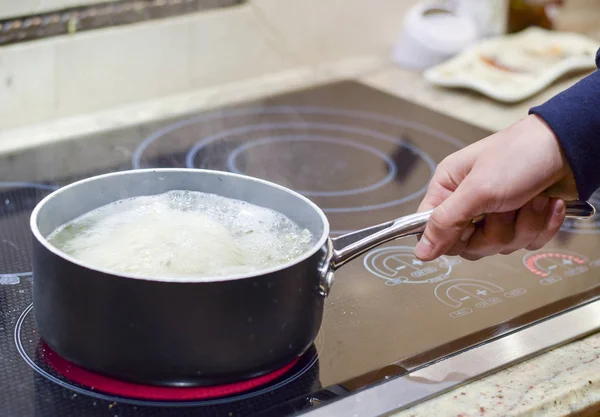 Pot veya tencere kaynar su toplama el