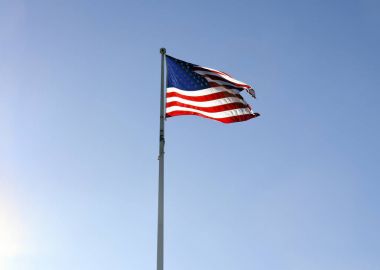 Amerikan bayrağı uçan ve rüzgarda billowing