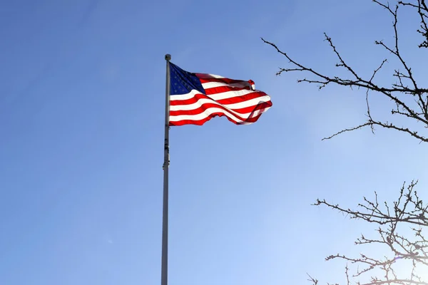 アメリカの国旗の飛行、渦巻く風の中 — ストック写真