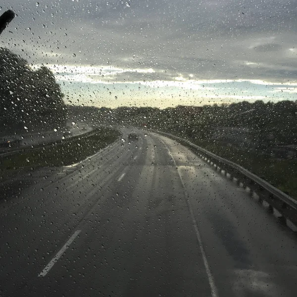 Regenwassertropfen auf Autoscheibe — Stockfoto