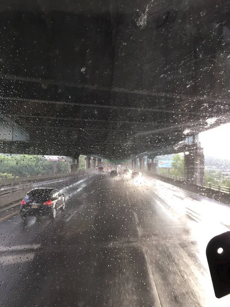 Gotas de água da chuva em uma janela de carro — Fotografia de Stock