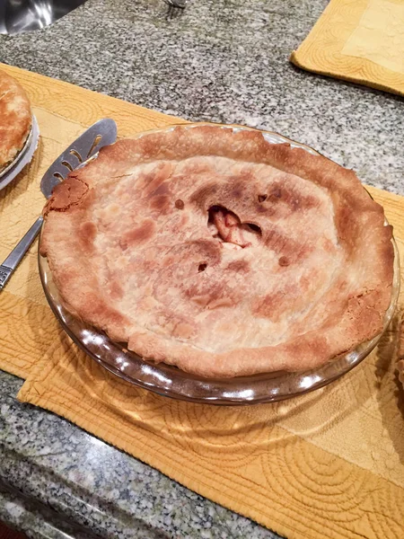 Schöner warmer Apfelkuchen — Stockfoto