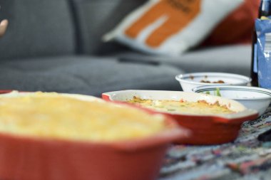 Bir güveç çanağı içinde eritilmiş peynir