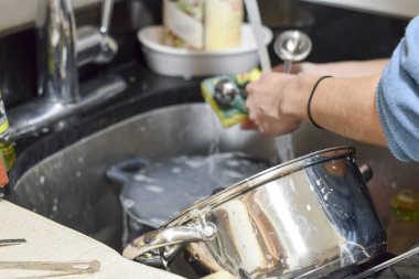 Closeup kadının elleri kirli bulaşıkları yıkama