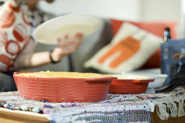 Bir güveç çanağı içinde eritilmiş peynir