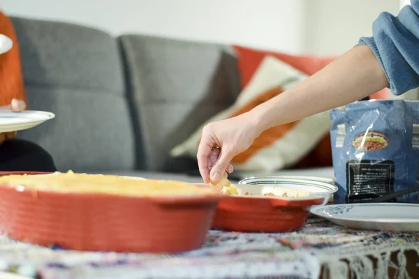 Gesmolten kaas in een braadpan schotel — Stockfoto