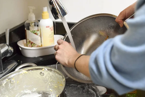 Primer plano de las manos de la mujer lavando platos sucios — Foto de Stock