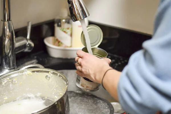 Gros plan sur les mains de la femme lavant la vaisselle sale — Photo