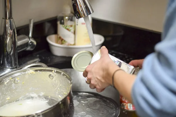 Primer plano de las manos de la mujer lavando platos sucios — Foto de Stock