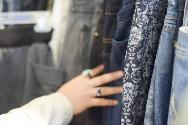 Gömlek ve pantolon raflar tarama el