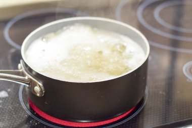 Kaynar su içinde spagetti