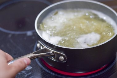 Kaynar su içinde spagetti