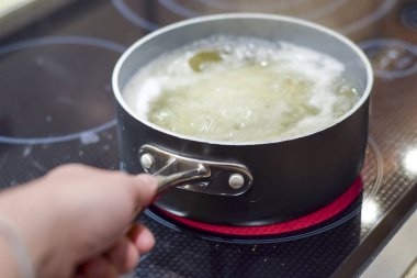 Kaynar su içinde spagetti
